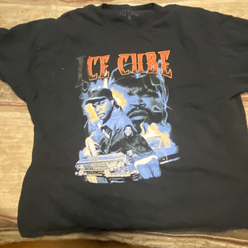 Selling an ice cube shirt